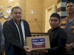 Wali Kota Appi Hadiri Safari Ramadhan, Bosowa Peduli Bagikan Paket ke Pengurus Masjid