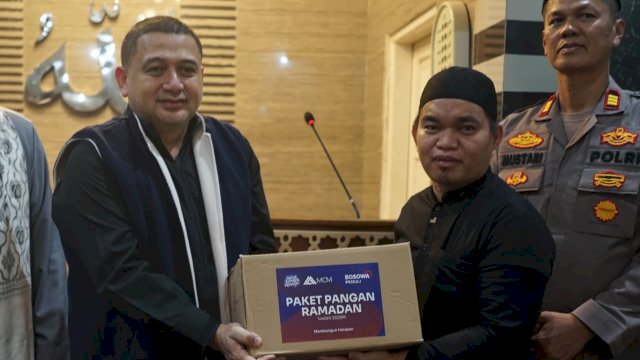 Wali Kota Appi Hadiri Safari Ramadhan, Bosowa Peduli Bagikan Paket ke Pengurus Masjid