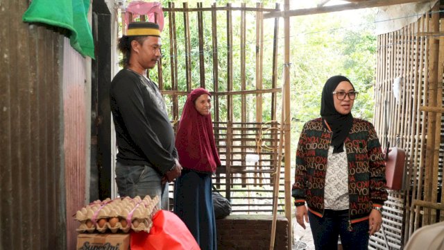 Bupati Gowa, Husniah Talenrang, Saat Berkunjung ke Rumah Warga, Foto: Humas Gowa.