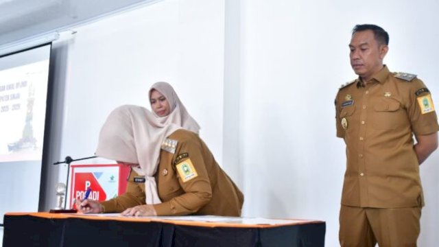 Bupati Sinjai Hj. Ratnawati Arif didampingi Wabup Mahyanto Mazda saat menandatangani berita acara Forum Konsultasi Publik RPJMD Kabupaten Sinjai 2025-2029 di Dinas Perpustakaan dan Arsip Daerah ||handover