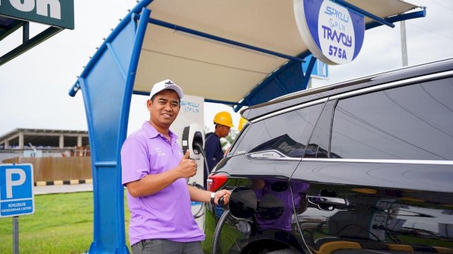 Pelanggan sedang melakukan pengisian daya kendaraan listrik di Stasiun Pengisian Kendaraan Listrik Umum (SPKLU) di Rest Area KM 575A Ruas Tol Solo-Ngawi, Ngawi, Jawa Timur.