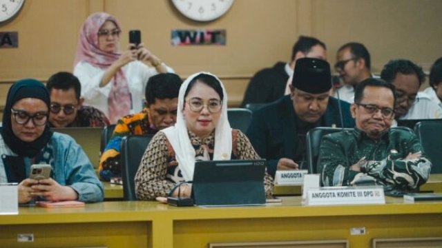 Anggota Komite III DPD RI, Apt. Destita Khairilisani, saat menyampaikan pandangannya dalam rapat kerja dengan Kemensos di Gedung Parlemen, Jakarta (10/3) ||handover