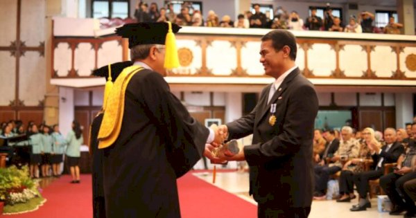 Mentan Andi Amran Sulaiman Raih Penghargaan Tertinggi dari UNS, Ikuti Jejak BJ Habibie