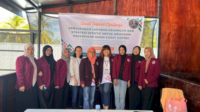 Mahasiswa UC Makassar dan pembimbing melakukan pendampingan UMKM. 