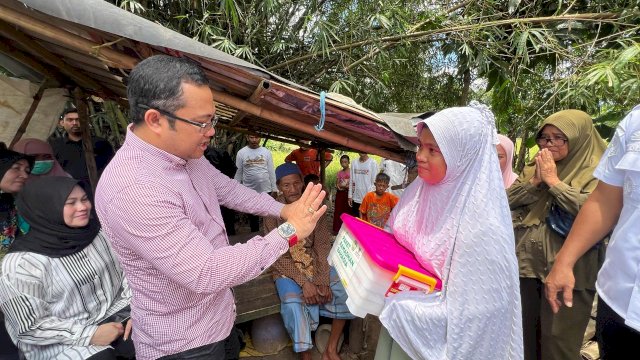 Wakil Bupati Gowa, Darmawangsyah Muin, Turun Langsung Menyerahkan Bantuan Masyarakat Miskin Ekstrem di Desa Julubori dan Desa Julukanaya, Kecamatan Pallangga, serta Desa Bone, Kecamatan Bajeng, Foto: Dok Humas Pemkab Gowa.