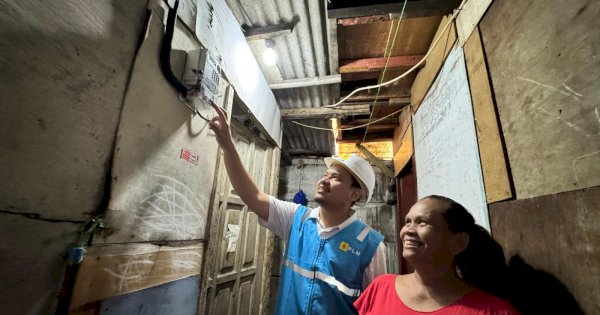 PLN Terangi Ribuan Rumah Prasejahtera, Warga Menangis Haru