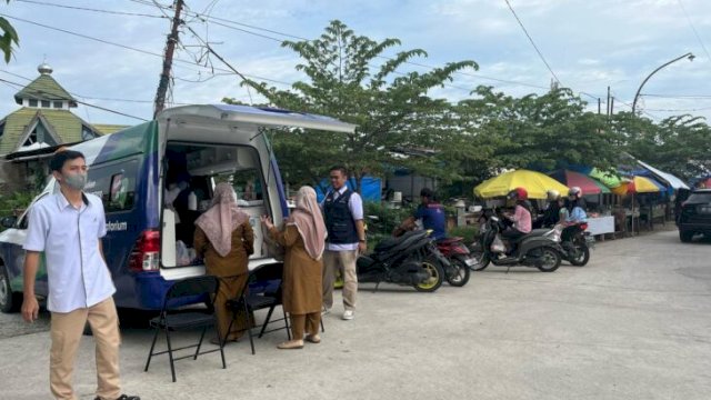 Tim BPOM Kota Palopo bersama Dinas Kesehatan Luwu Utara tengah melakukan uji sampel takjil di Pasar Ramadan Masamba untuk memastikan keamanan pangan masyarakat ||handover 