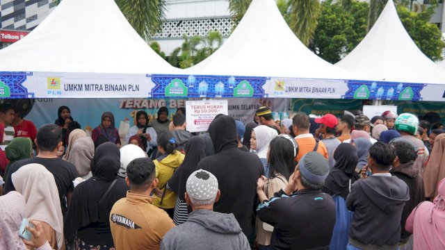 Antusiasme Masyarakat saat melakukan pembelian sembako murah program Terang Berkah Ramadan, Foto: Dok PLN.