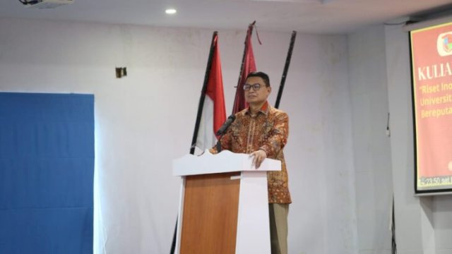 Prof. Taruna Ikrar saat menyampaikan kuliah pakar di Universitas Almarisah Madani Makassar, berbagi strategi inovasi dan inspirasi bagi mahasiswa calon apoteker ||handover 