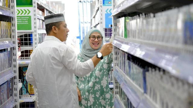 Bupati Gowa Siti Husniah Talenrang dan Anggota Komisi I DPR RI Fraksi PKB, Syamsu Rizal, saat menghadiri Grand Opening Toko Bintang Cabang Pallangga di Kecamatan Pallangga, Foto: Dok Humas Pemkab Gowa.