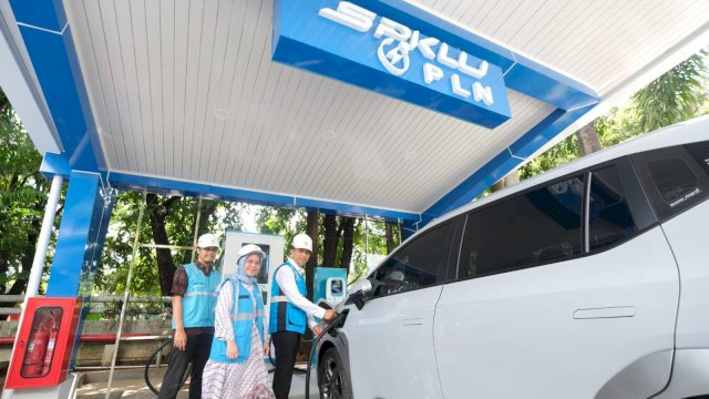 PLH General Manager PT PLN (Persero) Unit Induk Distribusi Sulawesi Selatan, Sulawesi Tenggara, dan Sulawesi Barat (UID Sulselrabar), Edyansyah (kanan), Senior Manager Niaga dan Manajemen Pelanggan, Yuli Ashaniais (tengah), dan Manager Strategi Pemasaran, Latif Prasetyohadi (kiri) memastikan SPKLU PLN UID Sulselrabar di Jalan Letjen Hertasning siap melayani pengguna EV di momen Ramadan dan Idul Fitri 1446 H.
