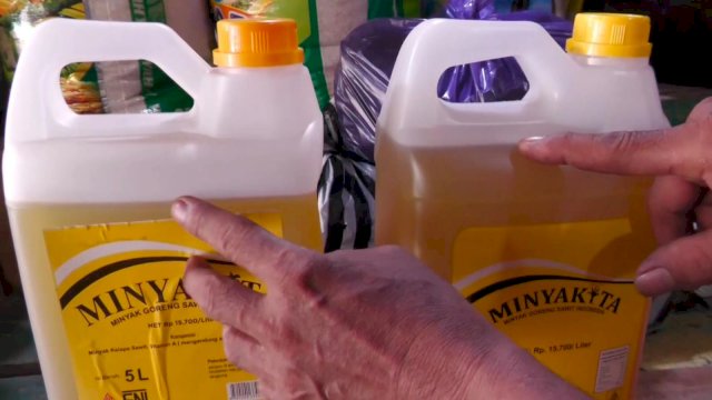 Minyak Goreng Bersubsidi Bulog Makassar (Kanan), Dok HN.