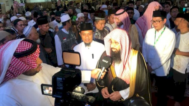 Gubernur Sulsel Andi Sudirman Sulaiman bersama utusan resmi Kerajaan Arab Saudi di gelaran Buka Puasa Raja Salman di Masjid 99 Kubah Asmaul Husna ||handover 
