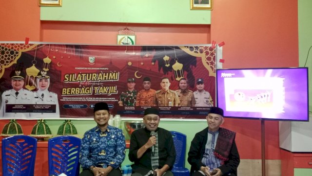 Lurah Paropo, Achiruddin Achmad (kiri) menggelar silaturahmi buka puasa bersama PJ RT/RW yang dibekukan, Senin (17/3). Dok. 