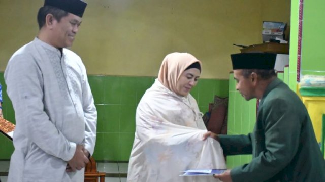 Bupati Sinjai, Dra. Hj. Ratnawati Arif, saat mengumumkan program pembebasan tagihan air untuk masjid dalam safari Ramadan di Sinjai Borong, Senin (17/3/2025) ||handover 