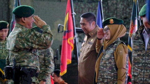 Bupati Gowa, Husniah Talenrang, menerima penghargaan sebagai warga kehormatan Divif 3 Kostrad dari Panglima Divif 3 Kostrad, Mayjen TNI Bangun Nawoko ||handover