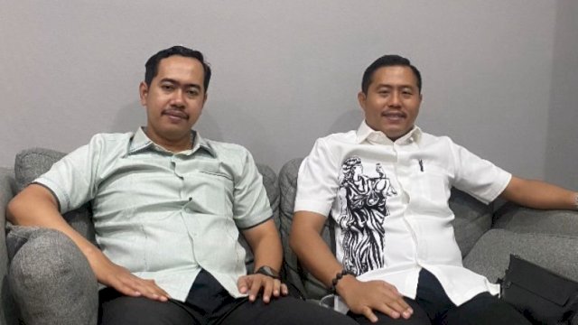 Kuasa hukum SK, Khaeril Jalil dan Muh Rizal, saat memberikan klarifikasi terkait insiden pemecahan kaca mobil dalam konferensi pers di Gowa ||handover 