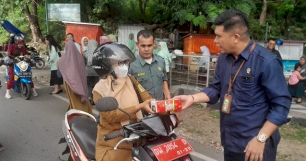 PN Sinjai Gaungkan Zona Integritas Sambil Berbagi Takjil