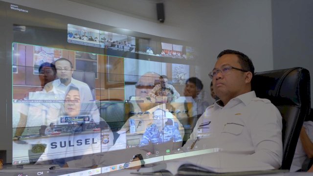 Wakil Bupati Gowa Darmawangsyah Muin, Mengikuti Rapat Koordinasi secara virtual terkait stabilitas pangan, harga, dan kelancaran arus mudik di Peace Room A’Kio.