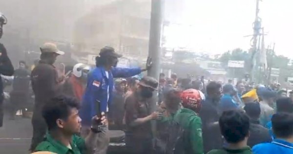 Buruh Pelabuhan Makassar Protes Kebijakan PT Pelni, Blokir Jalan dan Bakar Ban