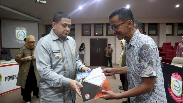Wali Kota Makassar, Munafri Arifuddin, Serahkan SK Pengangkatan Jabatan Pelaksana Kepada Pegawai yang Dimutasi dari Luar Daerah, Foto: Dok Humas Pemkot Makassar.