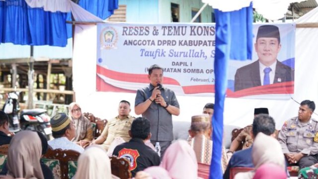 Wakil Ketua DPRD Gowa, Taufik Surullah, berdialog dengan warga dalam kegiatan reses di Kelurahan Samata, Gowa ||handover 