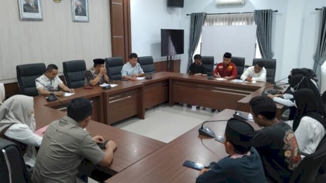Ketua DPRD Gowa saat menerima perwakilan BMKI usai demo di depan kantor DPRD Gowa ||handover 