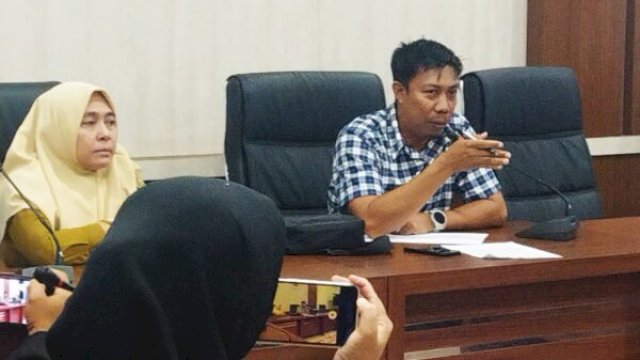 Anggota DPRD Gowa, Faizal Nyengka menerima aspirasi FPPKL di ruang AKD ||handover 