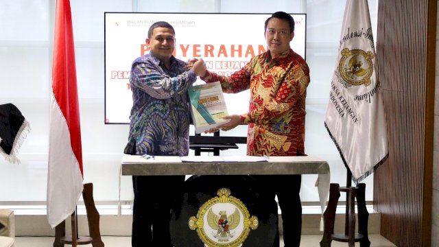Wali Kota Makassar, Munafri Arifuddin, secara resmi menyerahkan Laporan Keuangan Pemerintah Daerah (LKPD) Kota Makassar Tahun 2024, Foto: Istimewa.