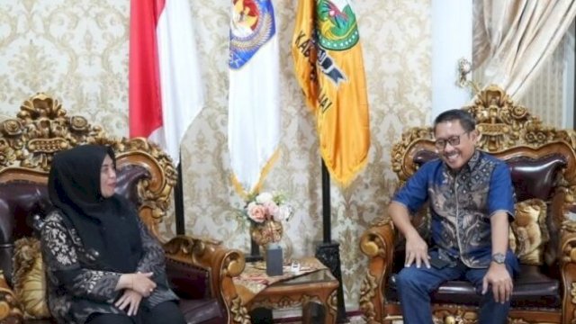 Bupati Sinjai, Hj. Ratnawati Arif, saat menerima audiensi Owner PT Mentari Sakti Energi, Ichsan Sahabuddin, terkait pembangunan PLTS Apung di Sinjai ||handover 