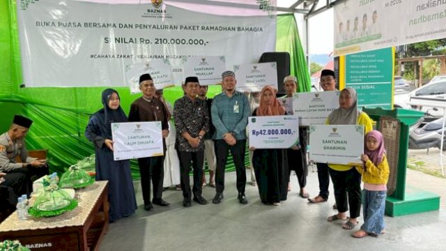 Ketua Baznas Luwu Utara, Baso Rahmat, menyerahkan santunan kepada anak yatim piatu dalam acara buka puasa bersama di Kantor Baznas Lutra, Kamis (20/03/2025) ||handover