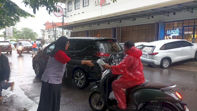 JNE Cabang Utama Makassar berbagi takjil di lokasi RPF by Harian.News, Jumat (21/3). Chika