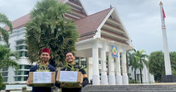 Pemuda Tamalatea Sambut Pemimpin Baru dengan Bibit Pohon