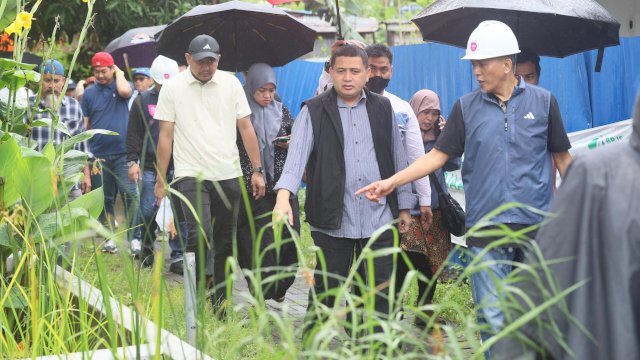 Wali Kota Makassar Munafri Arifuddin mengunjungi situs proyek Revitalising Informal Settlements and their Environments (RISE), Dok HN.