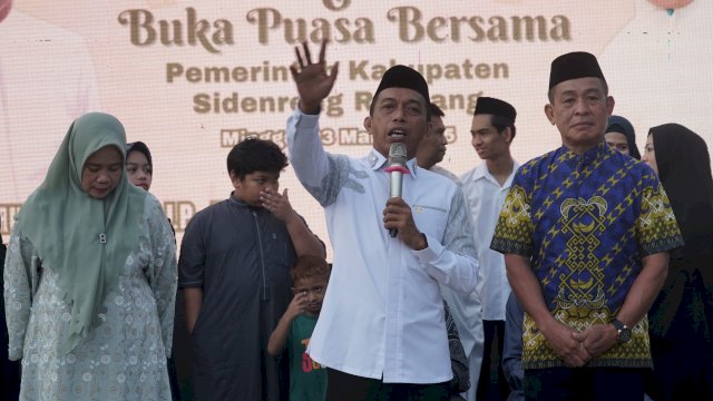 Bupati Sidrap Syarifuddin Alrif, Saat Buka Puasa Bersama di Kediaman Pribadinya, Lotang Salo, Rappang, Minggu (23/3/2025).