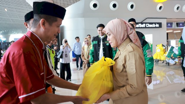 Wakil Wali Kota Makassar Aliyah Mustika Ilham, saat Memberikan Bingkisan kepada Petugas Bandara Internasional Sultan Hasanuddin, Dok HN.
