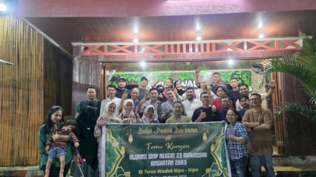 Para alumni SMPN 23 Makassar angkatan 2003 berfoto bersama dalam acara buka puasa dan reuni penuh kehangatan di RM Teras Waduk Nipa-Nipa, Sabtu (29/3/2025) ||handover 