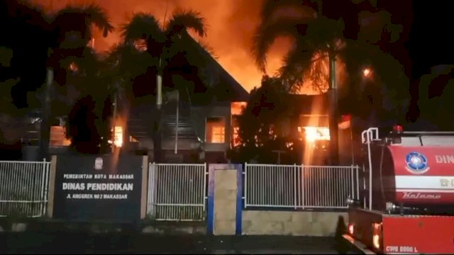 Penampakan Kebakaran Kantor Disdik Makassar. Foto: ist