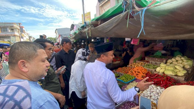 Wali Kota Makassar Munafri Arifuddin, mendampingi Gubernur Sulsel Andi Sudirman Sulaiman dan Wagub Sulsel Fatmawati Rusdi Meninjau Harga Pangan di Pasar Terong Makassar, Foto: HN/Sinta.