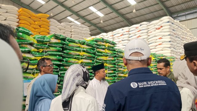 Gubernur Sulawesi Selatan (Sulsel) Andi Sudirman Sulaiman, Saat Meninjau Gudang Bulog, Foto: HN/Sinta.