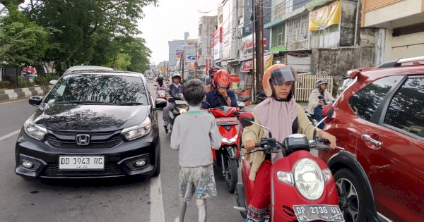 Ancaman Keselamatan, Manusia Silver di Makassar Dikeluhkan