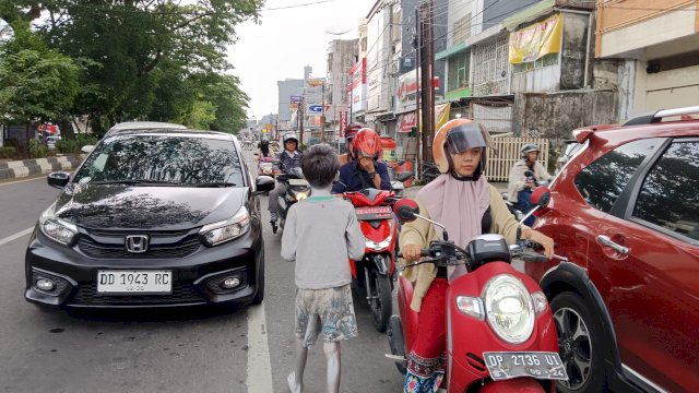 Manusia Silver di Lampu Merah Veteran Utara, Foto: HN/Sinta.