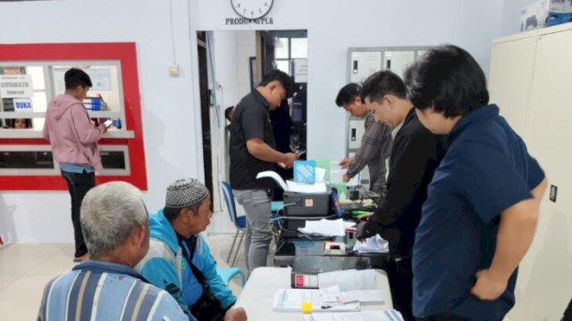 Direktur Utama Perumda Parkir Makassar Raya, Yulianti Tomu, menyerahkan paket sembako secara simbolis kepada Juru Parkir (Jukir) resmi dalam kegiatan pembagian bantuan Ramadan 1446 H di Makassar. ||humas_pdparkir