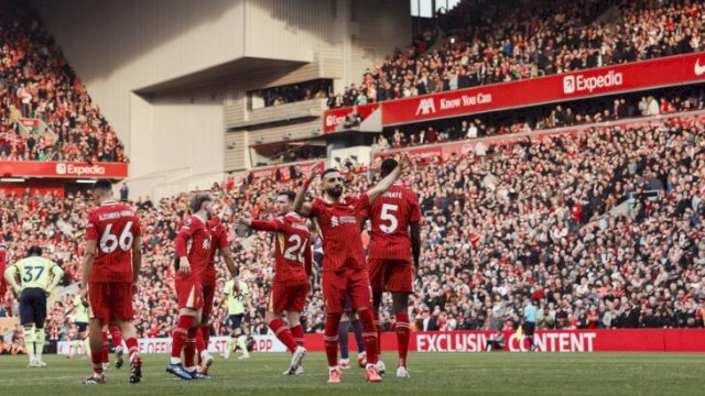 Mohamed Salah merayakan gol penalti keduanya dalam kemenangan 3-1 Liverpool atas Southampton di Anfield ||X@PapiiKennyy7