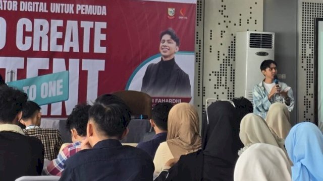 Rian Fahardhi saat memberikan edukasi kepada ratusan anak muda Makassar dalam acara yang digelar oleh Dispora Makassar di Hotel Aroetel ||handover 