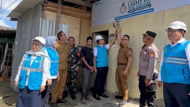 Program Donasi Insan PLN UID Sulselrabar Nyalakan Sambungan Listrik 295 Rumah