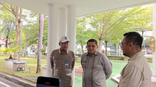 Kepala Bank Indonesia (BI) Sulawesi Selatan, Rizki Ernadi Wimanda (Kenakan Topi), Wali Kota Makassar Munafri Arifuddin (Tengah), Foto: HN/Sinta.