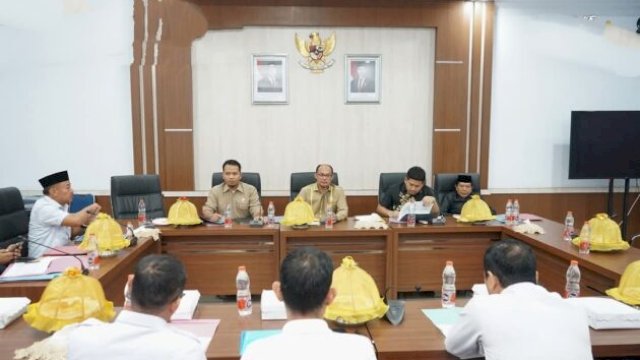 Ketua dan anggota Komisi I DPRD Gowa menggelar rapat di Ruang Rapat AKD DPRD Gowa untuk membahas evaluasi program 2024 dan perencanaan 2025 ||handover 