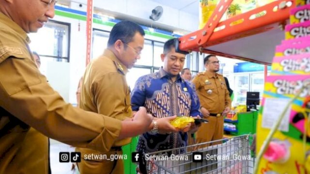 Wakil Ketua DPRD Gowa, Hasrul Abdul Rajab, bersama Wakil Bupati Gowa, Darmawangsyah Muin, saat memantau harga kebutuhan pokok di pasar tradisional Kabupaten Gowa, Rabu, 26 Februari 2025 ||humasdprd 