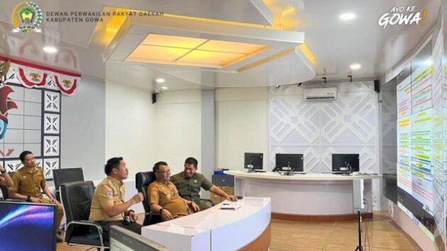Wakil Ketua DPRD Gowa mengikuti rapat koordinasi pelantikan kepala daerah terpilih Pilkada 2024 melalui Zoom Meeting di Peace Room A'Kio, Kabupaten Gowa.||humasdprd 